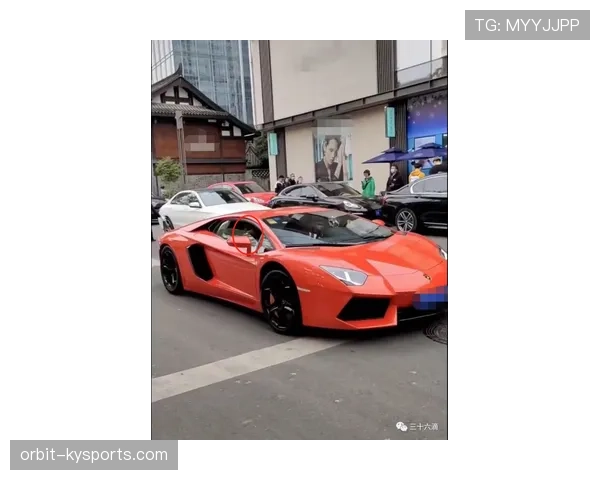 特雷·杨又换豪车了，开出去路人都盯着他钱包看呢！